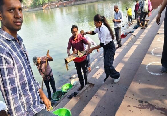 महादेवा तालाब में ग्रीन आर्मी का स्वच्छता अभियान