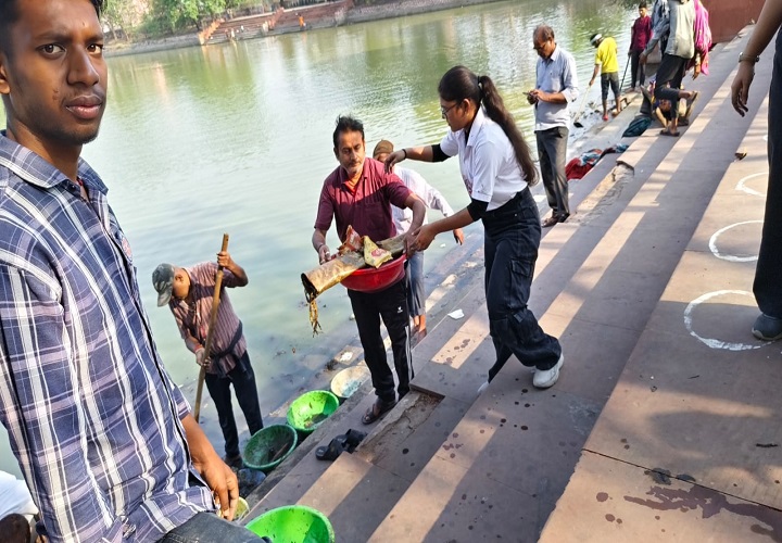 महादेवा तालाब में ग्रीन आर्मी का स्वच्छता अभियान