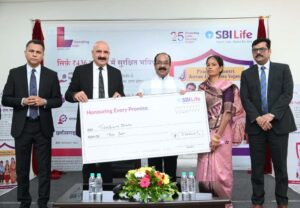 प मुख्यमंत्री अरुण साव प्रधानमंत्री जीवन ज्योति बीमा योजना के पोस्टर का विमोचन करते हुए।