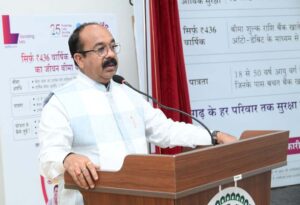 उप मुख्यमंत्री अरुण साव प्रधानमंत्री जीवन ज्योति बीमा योजना के पोस्टर का विमोचन करते हुए।