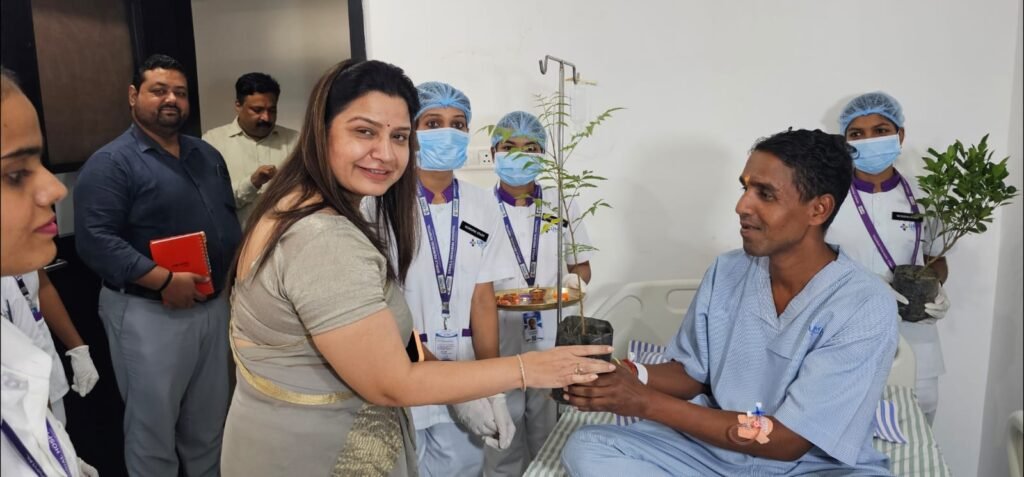 रक्षाबंधन के अवसर पर उर्मिला मेमोरियल मॉडल हॉस्पिटल में भर्ती मरीज को राखी बांधतीं उर्मिला फाउंडेशन की डायरेक्टर नम्रता सिंह।
