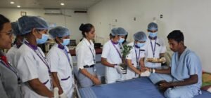 रक्षाबंधन के अवसर पर उर्मिला मेमोरियल मॉडल हॉस्पिटल में भर्ती मरीज को राखी बांधतीं उर्मिला फाउंडेशन की डायरेक्टर नम्रता सिंह।