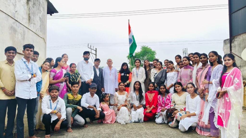 पारस इंस्टीट्यूट ऑफ एजुकेशन भाठागांव और अमलेश्वर शाखा में ध्वजारोहण कार्यक्रम