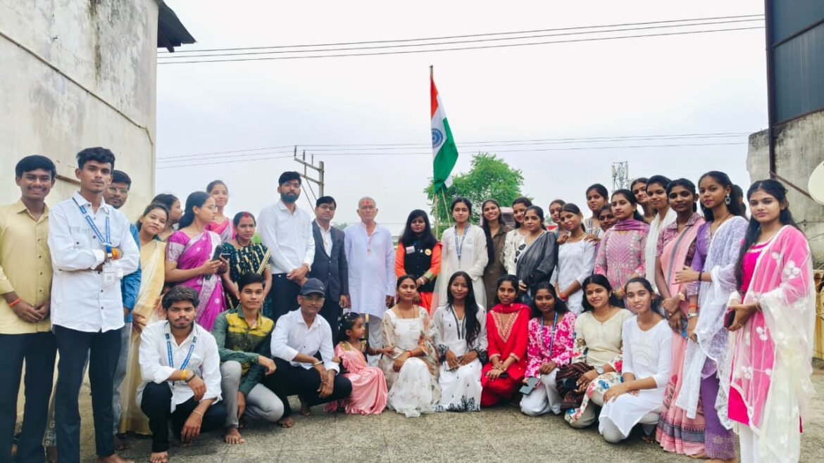 पारस इंस्टीट्यूट ऑफ एजुकेशन भाठागांव और अमलेश्वर शाखा में ध्वजारोहण कार्यक्रम