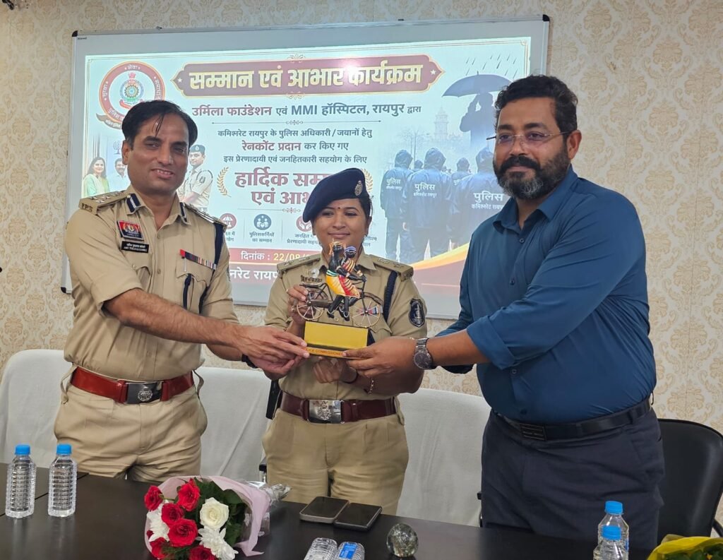 रायपुर यातायात पुलिस के 200 जवानों को मिले रेनकोट