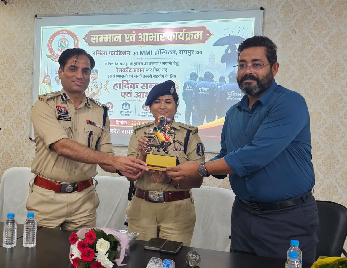 रायपुर यातायात पुलिस के 200 जवानों को मिले रेनकोट