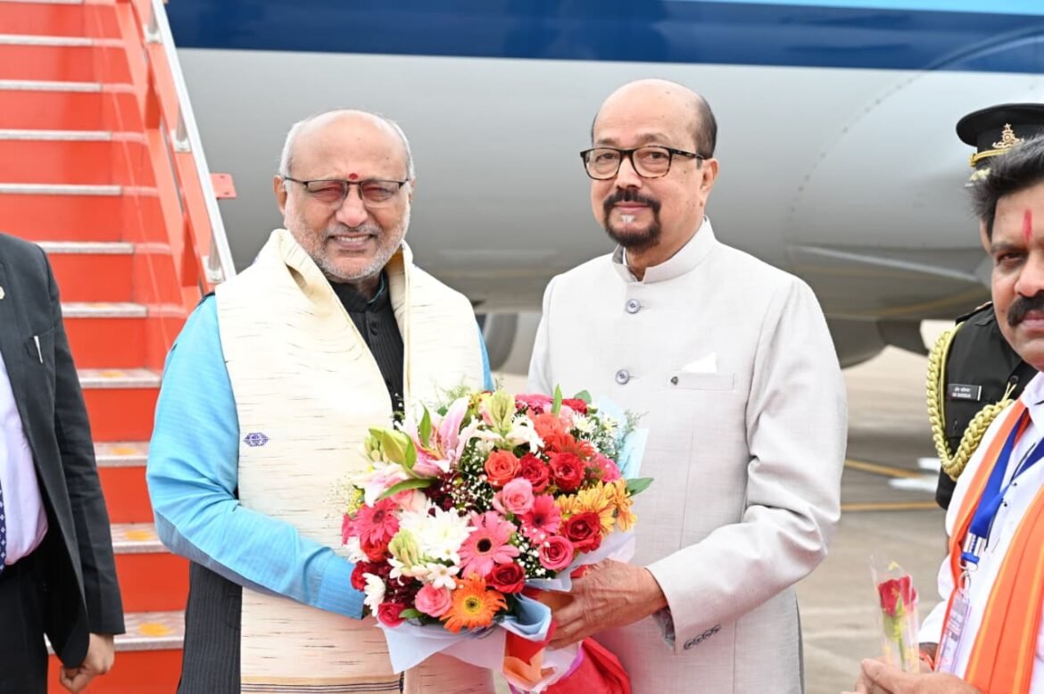 raipur-governor-ramen-deka-welcomed-vice-president-cp-radhakrishnan