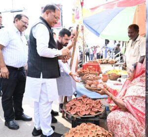 सड़क किनारे मिट्टी के दीये बेच रही मीरा के पास अचानक पहुंचे CM साय, ₹1,000 देकर खरीदा ‘आशीर्वाद का दीया’
