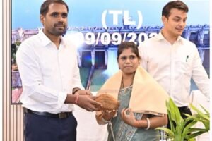 धमतरी के शिक्षक नवाचार से सरकारी स्कूलों में बदलाव लाते हुए