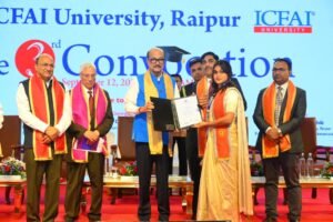 रायपुर में ICFAI विश्वविद्यालय के तृतीय दीक्षांत समारोह में विद्यार्थियों को संबोधित करते राज्यपाल रमेन डेका।